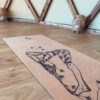 Matt de yoga ilustrado “Halasana” - Imagen 4