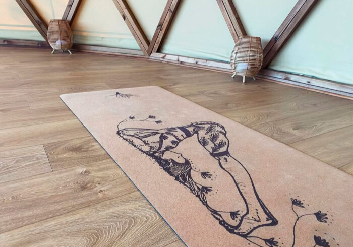 Matt de yoga ilustrado “Halasana” - Imagen 4